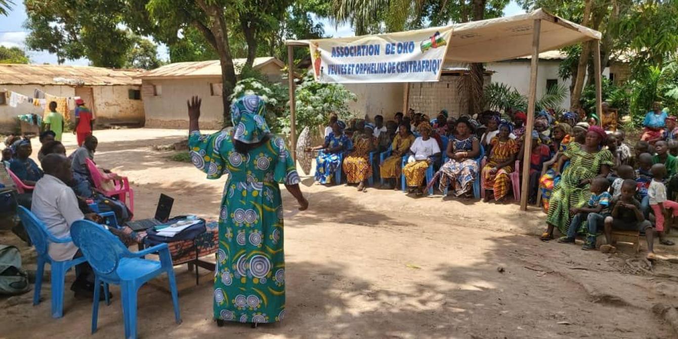 Séance de sensibilisation donnée par la Maison des services, à Bangui - photo prise avant la pandémie Covid-19. Séance de sensibilisation donnée par la Maison des services, à Bangui - photo prise avant la pandémie Covid-19.
